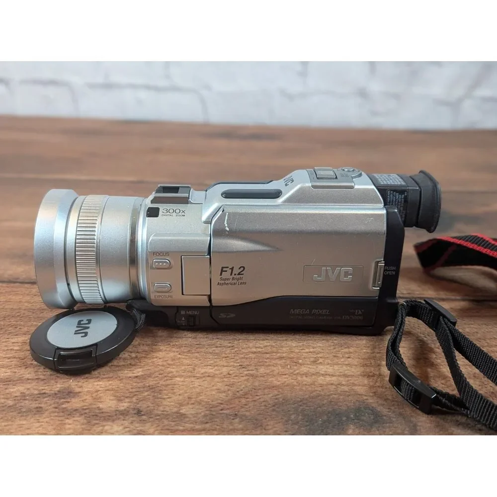 JVC GR-DV3000U Digital Video Camera Excellent Silver Tested No Battery/Charger